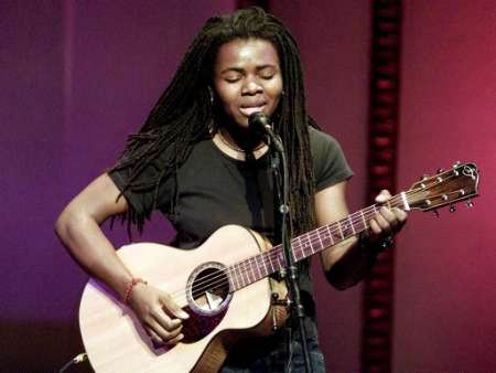 Tracy Chapman singing at the benefit birthday tribute to Bob Dylan in New York on May 19, 2001