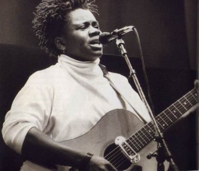 Tracy Chapman performing at Wembley, UK at the Human Right Now Tour in September 1988. Photo by (c) Neal Preston, Corbis