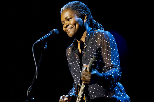 Musical guest Tracy Chapman performs "Stand By Me" on the Late Show with David Letterman, Thursday April 16, 2015 on the CBS Television Network. Photo: Jeffrey R. Staab/CBS 2015 